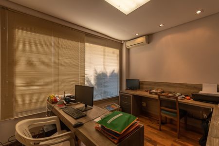 Casa para alugar com 449m², 4 quartos e 6 vagasEscritório