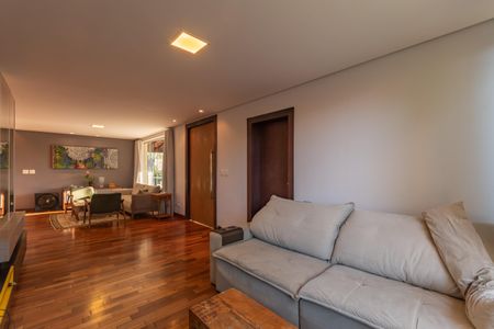 Casa para alugar com 449m², 4 quartos e 6 vagasSala