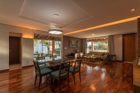 Casa para alugar com 449m², 4 quartos e 6 vagasSala