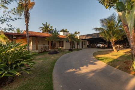 Casa para alugar com 449m², 4 quartos e 6 vagasEntrada