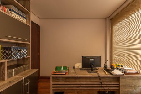 Casa para alugar com 449m², 4 quartos e 6 vagasEscritório