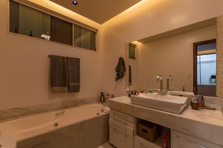 Casa para alugar com 449m², 4 quartos e 6 vagasBanheiro Suíte 1