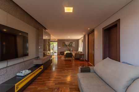 Casa para alugar com 449m², 4 quartos e 6 vagasSala