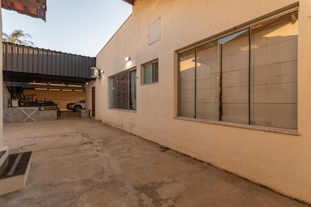 Casa para alugar com 449m², 4 quartos e 6 vagasQuintal