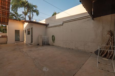 Casa para alugar com 449m², 4 quartos e 6 vagasQuintal