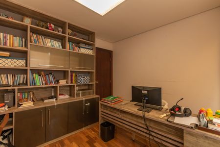 Casa para alugar com 449m², 4 quartos e 6 vagasEscritório