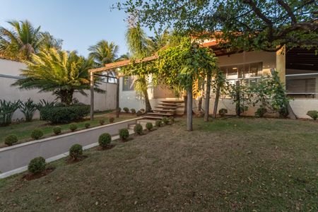 Casa para alugar com 449m², 4 quartos e 6 vagasEntrada 2