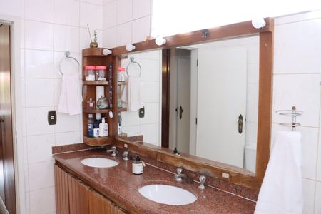 Casa de condomínio para alugar com 320m², 3 quartos e 4 vagasBanheiro da Suíte 1