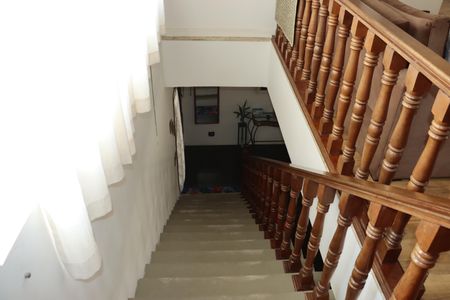 Casa de condomínio para alugar com 320m², 3 quartos e 4 vagasEscada