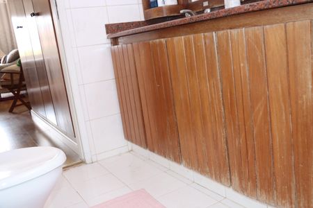 Casa de condomínio para alugar com 320m², 3 quartos e 4 vagasBanheiro da Suíte 1