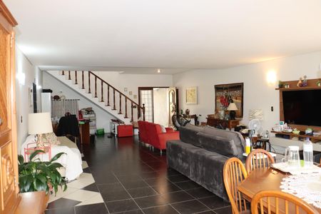 Casa de condomínio para alugar com 320m², 3 quartos e 4 vagasSala