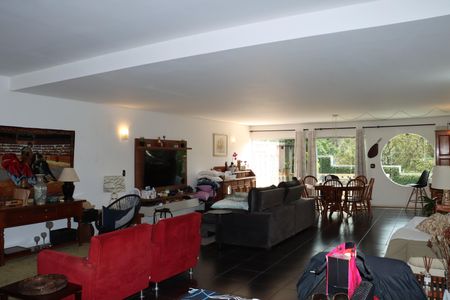 Casa de condomínio para alugar com 320m², 3 quartos e 4 vagasSala