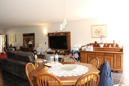 Casa de condomínio para alugar com 320m², 3 quartos e 4 vagasSala