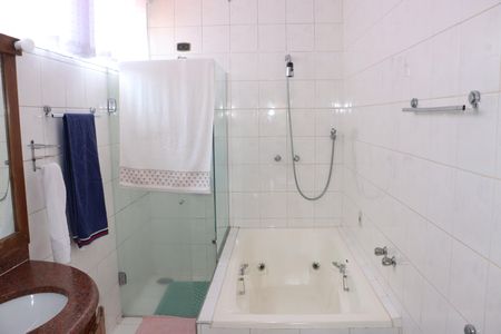 Casa de condomínio para alugar com 320m², 3 quartos e 4 vagasBanheiro da Suíte 1