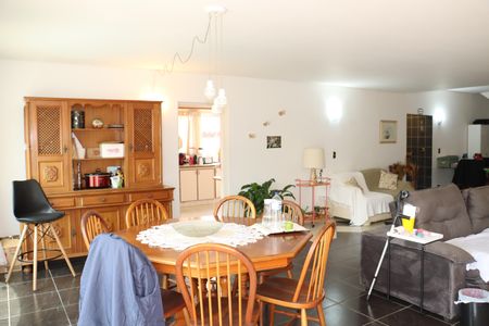 Casa de condomínio para alugar com 320m², 3 quartos e 4 vagasSala