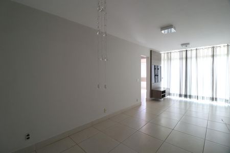 Apartamento para alugar com 70m², 2 quartos e 2 vagasSala