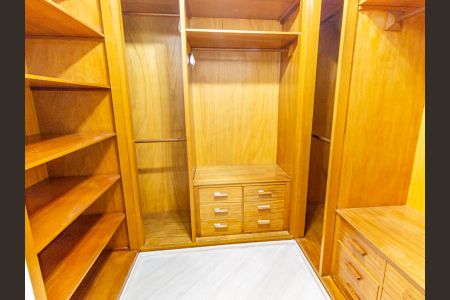Apartamento à venda com 172m², 3 quartos e 3 vagas Apartamento à venda com 172m², 3 quartos e 3 vagasSuíte 1 - Closet