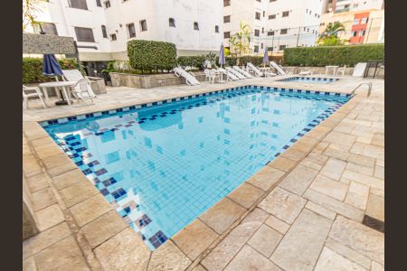 Apartamento à venda com 172m², 3 quartos e 3 vagas Apartamento à venda com 172m², 3 quartos e 3 vagasÁrea comum - Piscina