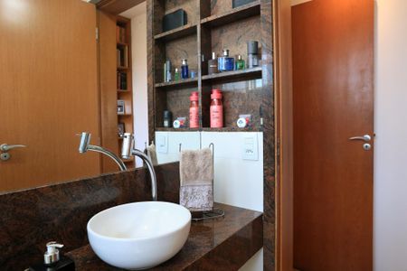 Apartamento à venda com 198m², 3 quartos e 2 vagas Apartamento à venda com 198m², 3 quartos e 2 vagasBanheiro da Suíte