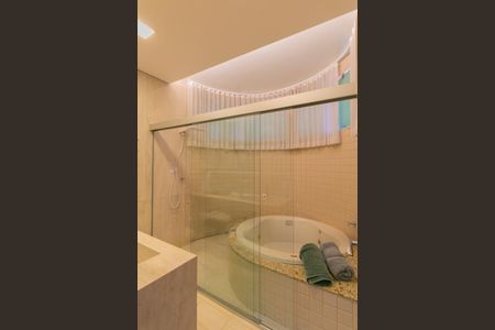 Casa à venda com 450m², 4 quartos e 10 vagasBanheiro da Suíte