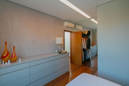 Casa à venda com 450m², 4 quartos e 10 vagasSuíte