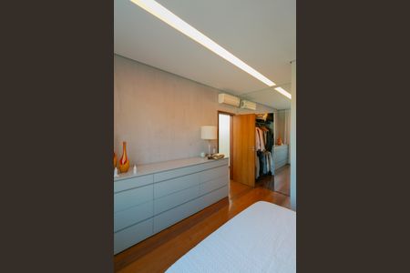 Casa à venda com 450m², 4 quartos e 10 vagasSuíte