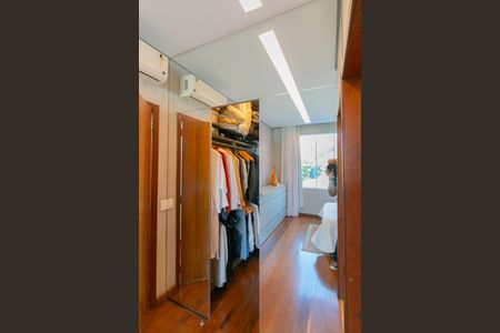 Casa à venda com 450m², 4 quartos e 10 vagasSuíte