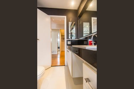 Apartamento para alugar com 223m², 2 quartos e 3 vagas Apartamento para alugar com 223m², 2 quartos e 3 vagasBanheiro da Suíte 1