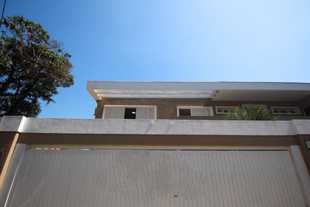 Casa à venda com 1200m², 5 quartos e 4 vagas Casa à venda com 1200m², 5 quartos e 4 vagasFachada