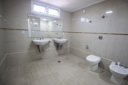 Casa à venda com 1200m², 5 quartos e 4 vagasBanheiro da Suíte 5