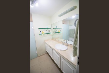 Apartamento à venda com 165m², 4 quartos e 2 vagas Apartamento à venda com 165m², 4 quartos e 2 vagasBanheiro Suíte 2