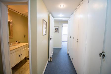 Apartamento à venda com 165m², 4 quartos e 2 vagas Apartamento à venda com 165m², 4 quartos e 2 vagasCorredor