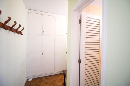 Apartamento à venda com 165m², 4 quartos e 2 vagas Apartamento à venda com 165m², 4 quartos e 2 vagasQuarto de Serviço