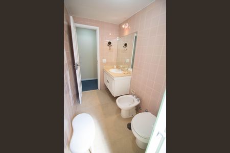 Apartamento à venda com 165m², 4 quartos e 2 vagas Apartamento à venda com 165m², 4 quartos e 2 vagasBanheiro Suíte