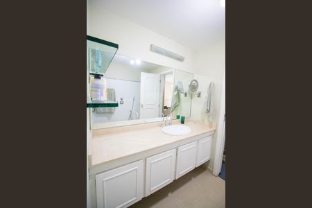 Apartamento à venda com 165m², 4 quartos e 2 vagas Apartamento à venda com 165m², 4 quartos e 2 vagasBanheiro Suíte 2