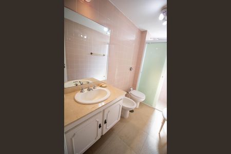 Apartamento à venda com 165m², 4 quartos e 2 vagas Apartamento à venda com 165m², 4 quartos e 2 vagasBanheiro Suíte