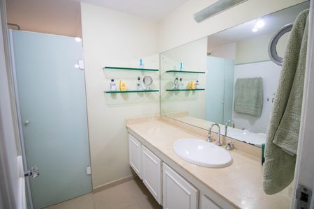Apartamento à venda com 165m², 4 quartos e 2 vagas Apartamento à venda com 165m², 4 quartos e 2 vagasBanheiro Suíte 2
