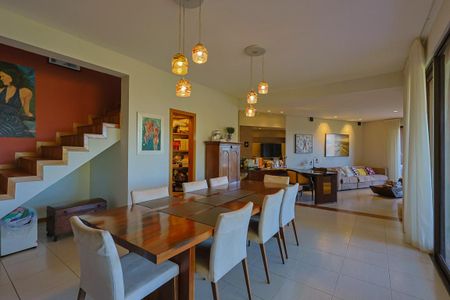 Casa de condomínio à venda com 350m², 3 quartos e 4 vagasSala