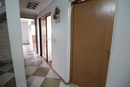 Casa à venda com 296m², 12 quartos e 4 vagas Casa à venda com 296m², 12 quartos e 4 vagasCorredor