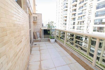 Apartamento à venda com 280m², 3 quartos e 1 vaga Apartamento à venda com 280m², 3 quartos e 1 vagaVaranda do Quarto 3