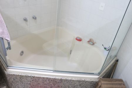 Apartamento à venda com 204m², 4 quartos e 3 vagasBanheiro da Suíte 1