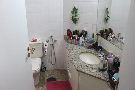 Apartamento à venda com 204m², 4 quartos e 3 vagasBanheiro da Suíte 1