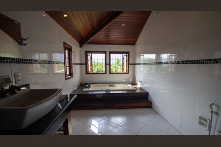 Casa de condomínio para alugar com 803m², 5 quartos e 14 vagasBanheiro da Suíte 3