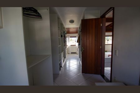 Casa de condomínio para alugar com 803m², 5 quartos e 14 vagasCloset da Suíte 3