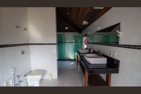 Casa de condomínio para alugar com 803m², 5 quartos e 14 vagasBanheiro da Suíte 3