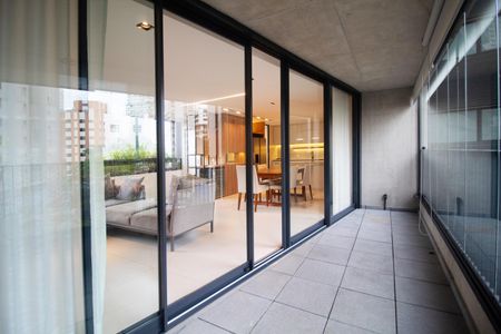 Varanda  de apartamento à venda com 3 quartos, 151m² em Jardim das Bandeiras, São Paulo