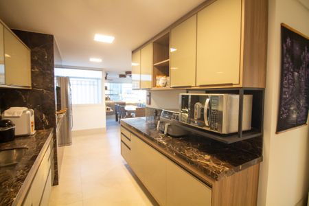 Apartamento à venda com 330m², 3 quartos e 4 vagasCozinha 1