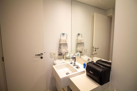 Apartamento à venda com 330m², 3 quartos e 4 vagasBanheiro da Suíte 1