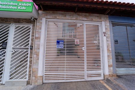 Casa à venda com 153m², 3 quartos e 5 vagas Casa à venda com 153m², 3 quartos e 5 vagasFachada