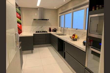 Apartamento à venda com 3 quartos, 238m² em Vila Suzana, São Paulo